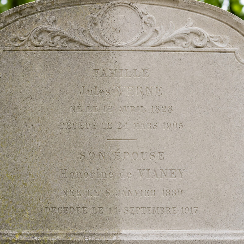 Nettoyage laser d'une pierre tombale au Père-Lachaise à Paris, avant et après