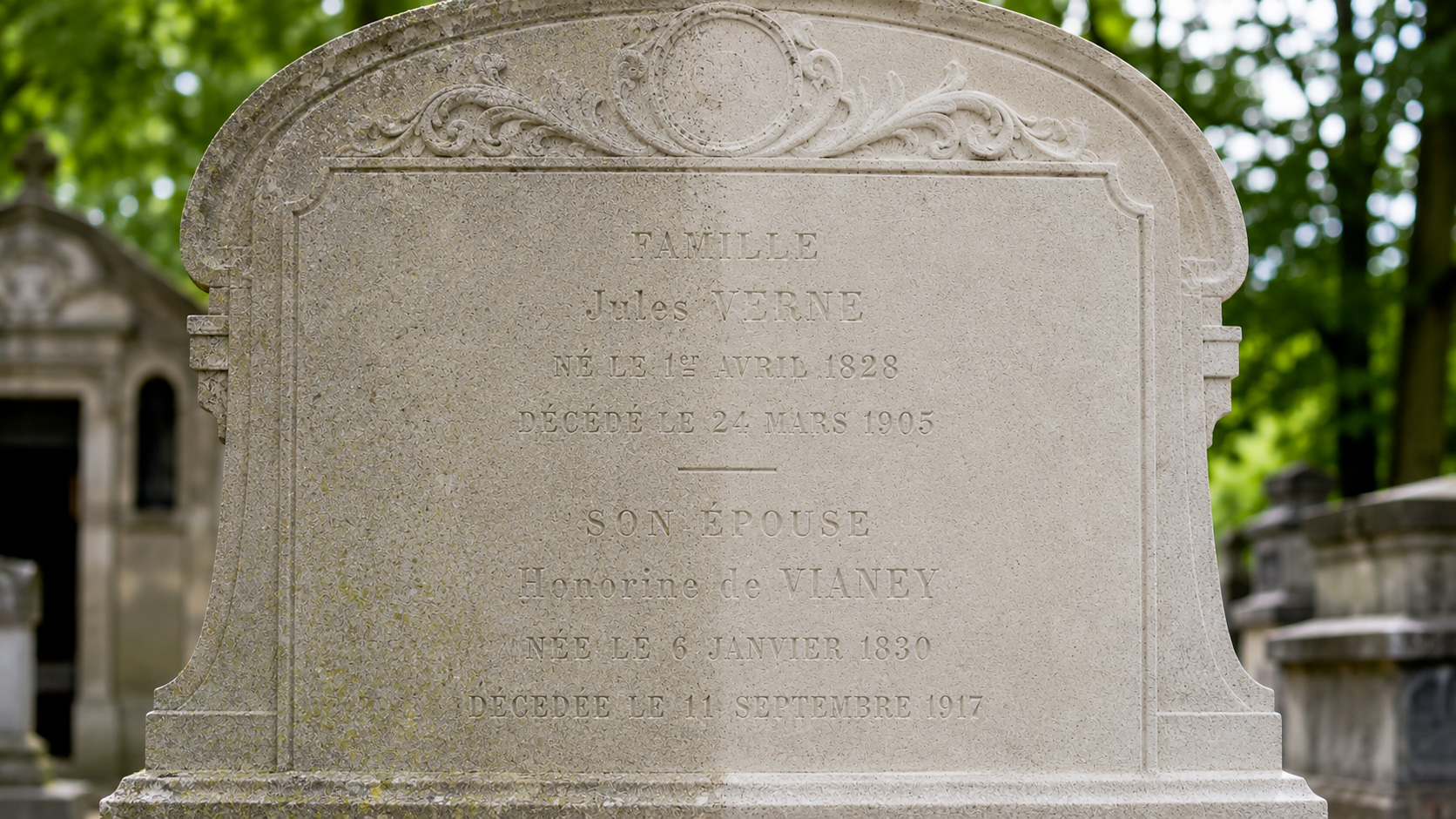 Nettoyage laser d'une pierre tombale au Père-Lachaise à Paris, avant et après