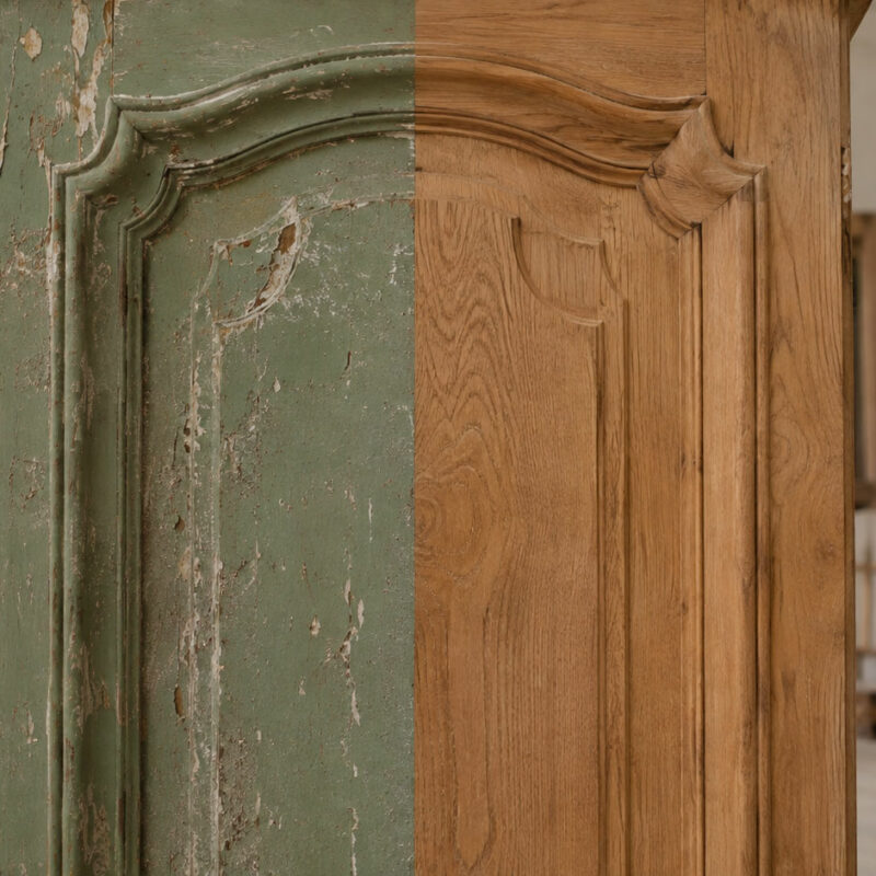 Comparatif décapage laser et aérogommage sur porte de meuble ancien à Paris, avant et après